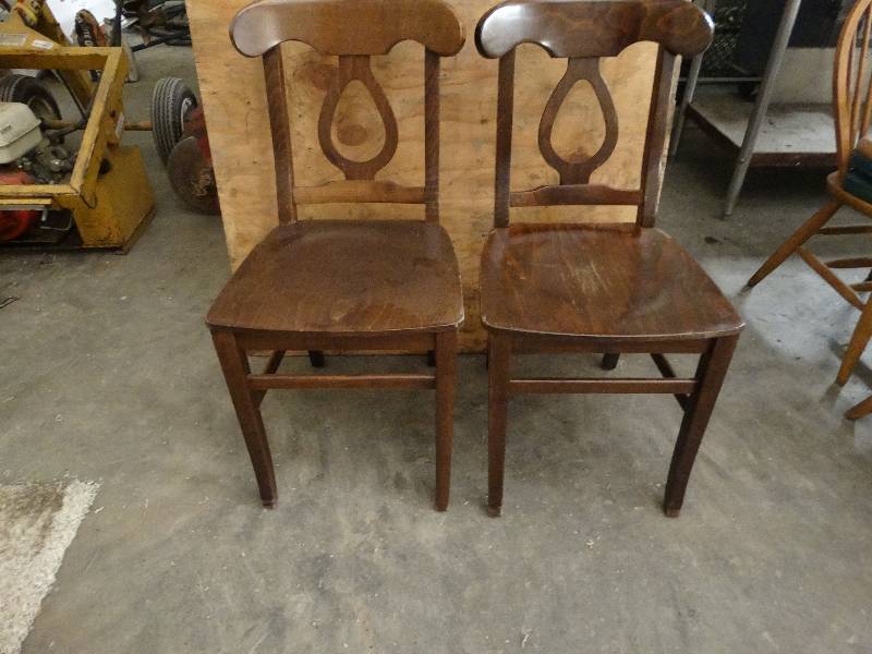 lot 6040 image: Lot of 2 Dinning chairs.