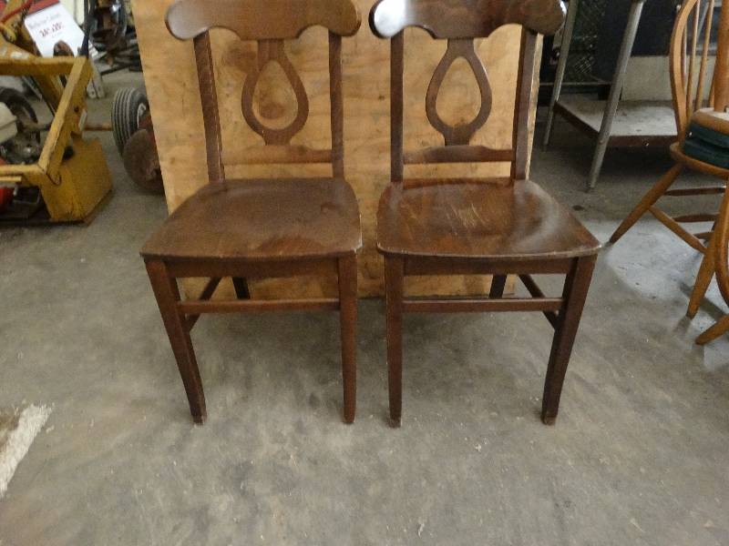 lot 6041 image: Lot of 2 Dinning chairs.