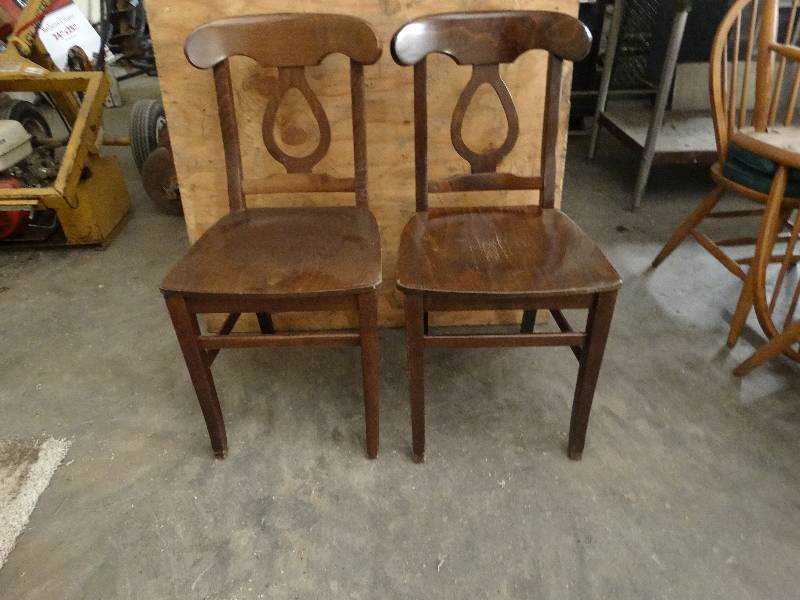 lot 6046 image: Lot of 2 Dinning chairs.