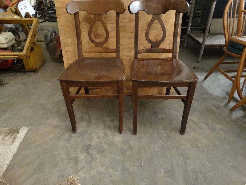lot 6047 image: Lot of 2 Dinning chairs.
