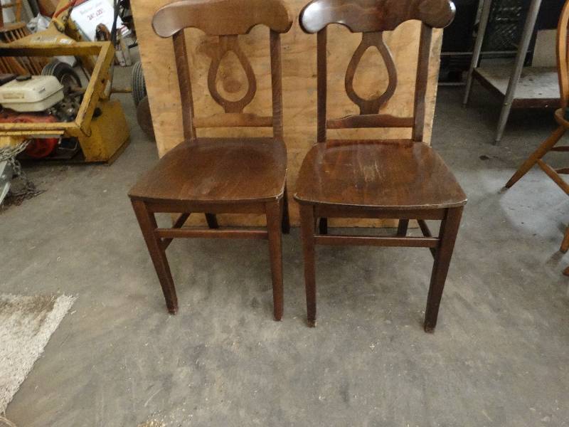 lot 6053 image: Lot of 2 Dinning chairs.