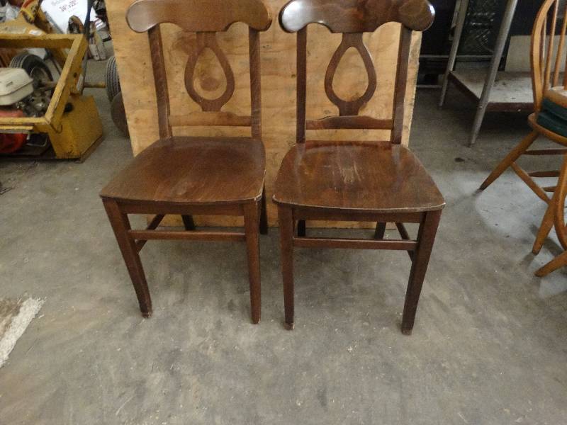 lot 6055 image: Lot of 2 Dinning chairs.