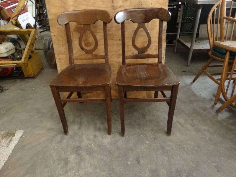 lot 6056 image: Lot of 2 Dinning chairs.