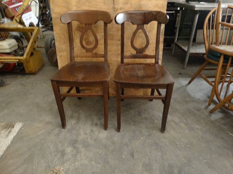 lot 6059 image: Lot of 2 Dinning chairs.