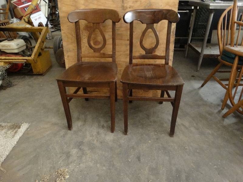 lot 6060 image: Lot of 2 Dinning chairs.