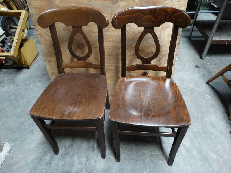 lot 6061 image: Lot of 2 Dinning chairs.