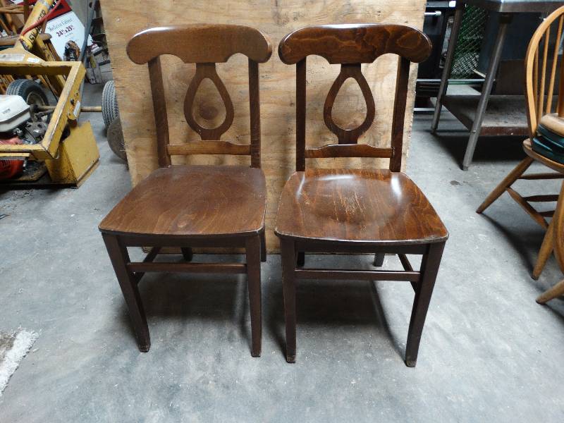 lot 6062 image: Lot of 2 Dinning chairs.