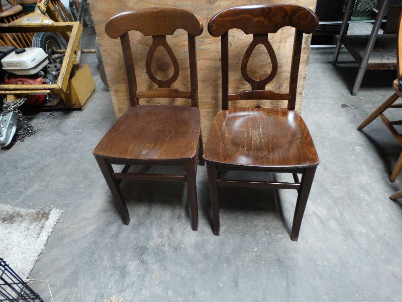 lot 6063 image: Lot of 2 Dinning chairs.