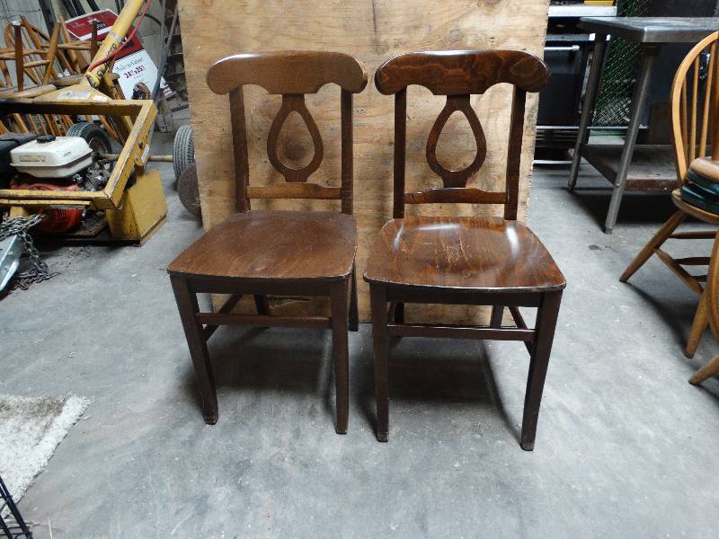 lot 6067 image: Lot of 2 Dinning chairs.