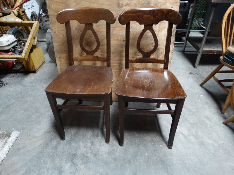 lot 6068 image: Lot of 2 Dinning chairs.