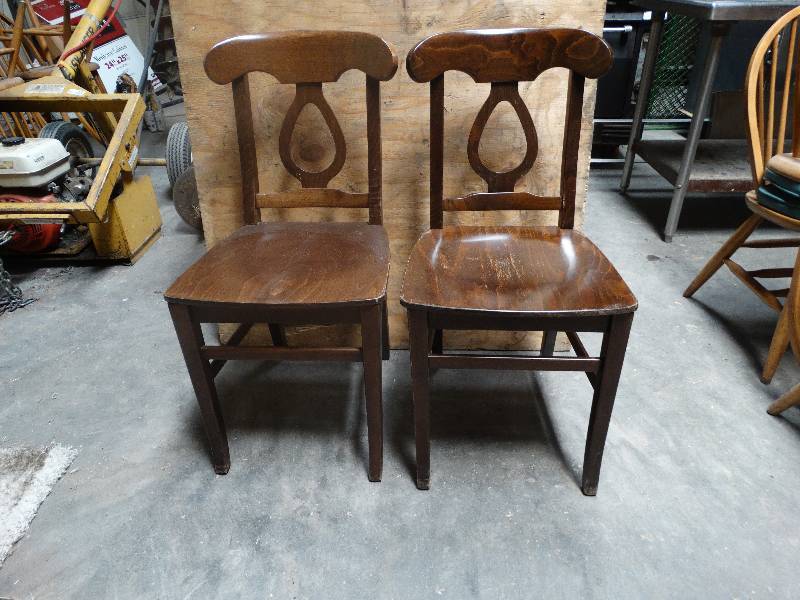 lot 6069 image: Lot of 2 Dinning chairs.