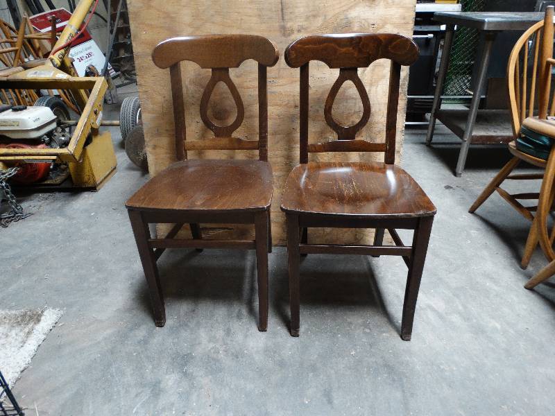 lot 6070 image: Lot of 2 Dinning chairs.