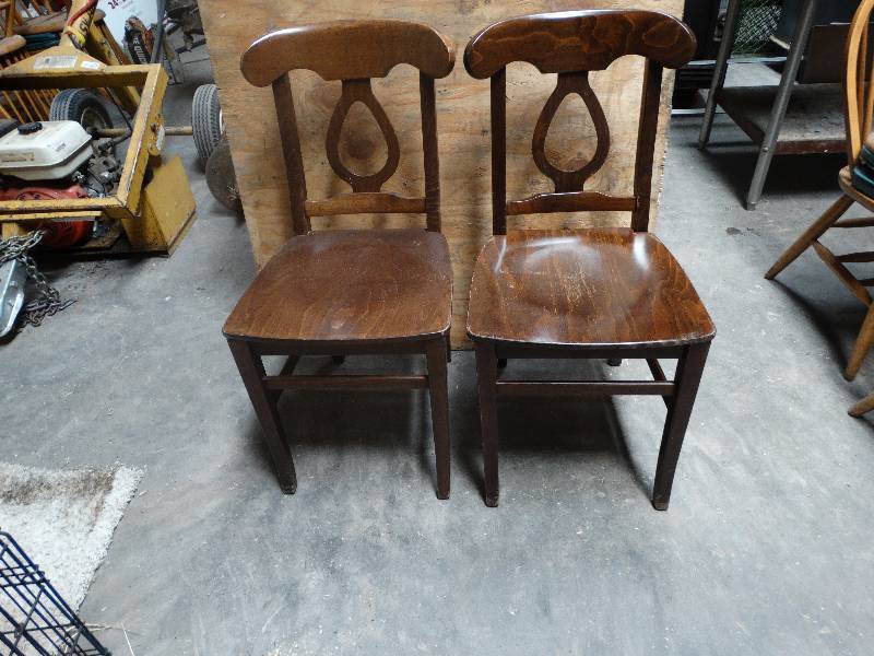 lot 6071 image: Lot of 2 Dinning chairs.