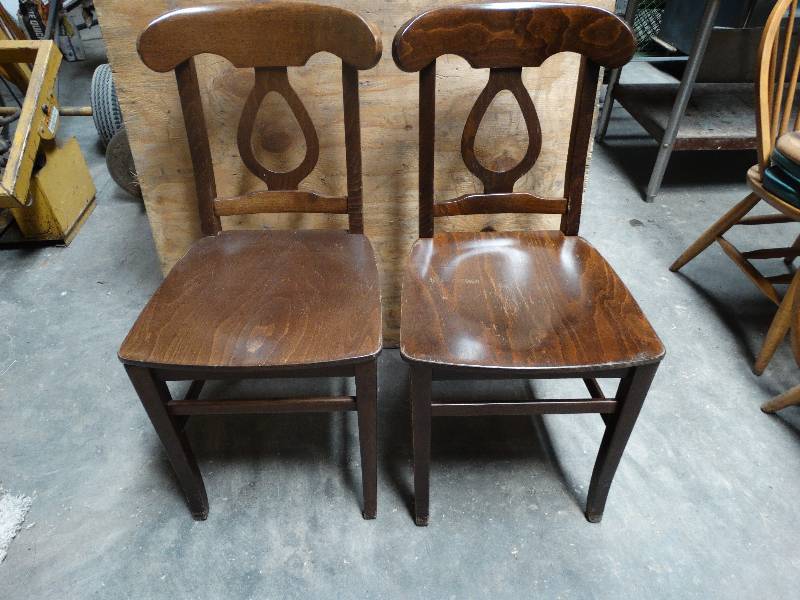 lot 6072 image: Lot of 2 Dinning chairs.