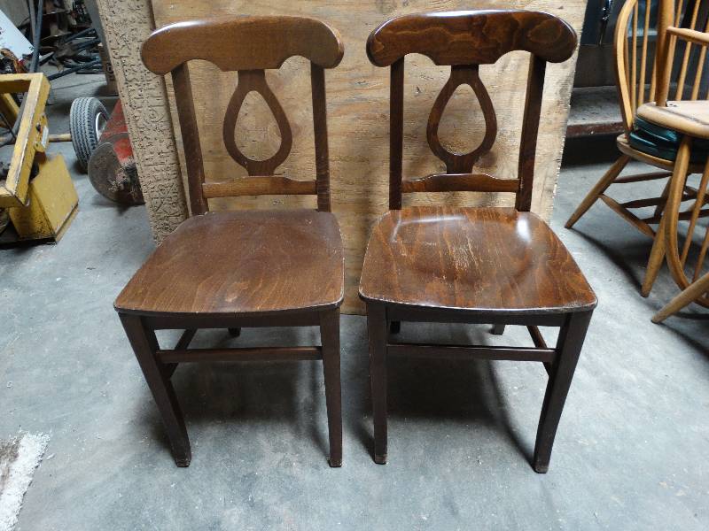lot 6074 image: Lot of 2 Dinning chairs.