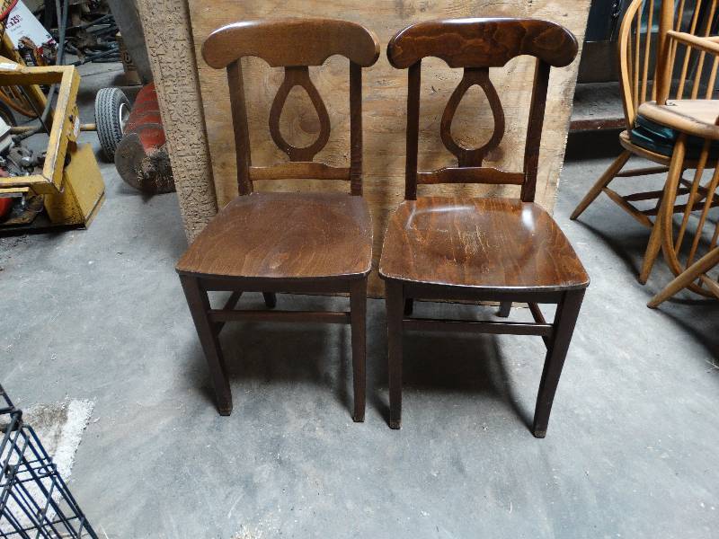 lot 6075 image: Lot of 2 Dinning chairs.