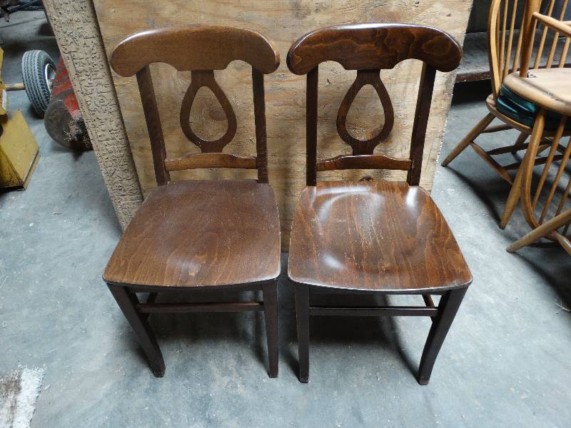 lot 6076 image: Lot of 2 Dinning chairs.