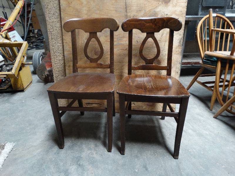 lot 6077 image: Lot of 2 Dinning chairs.
