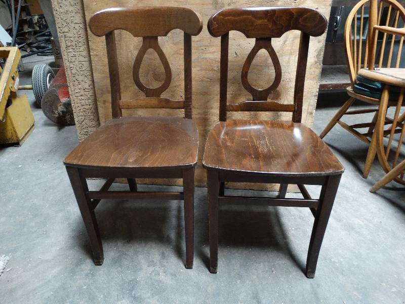 lot 6081 image: Lot of 2 Dinning chairs.