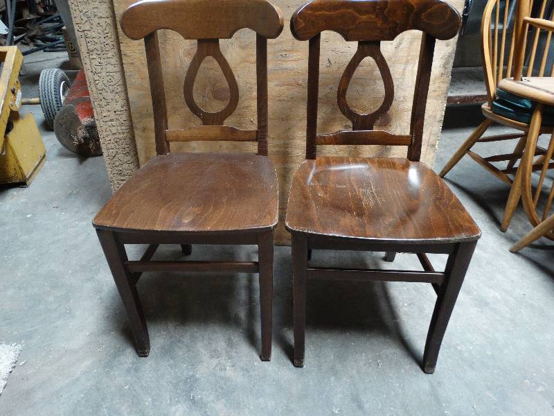 lot 6082 image: Lot of 2 Dinning chairs.