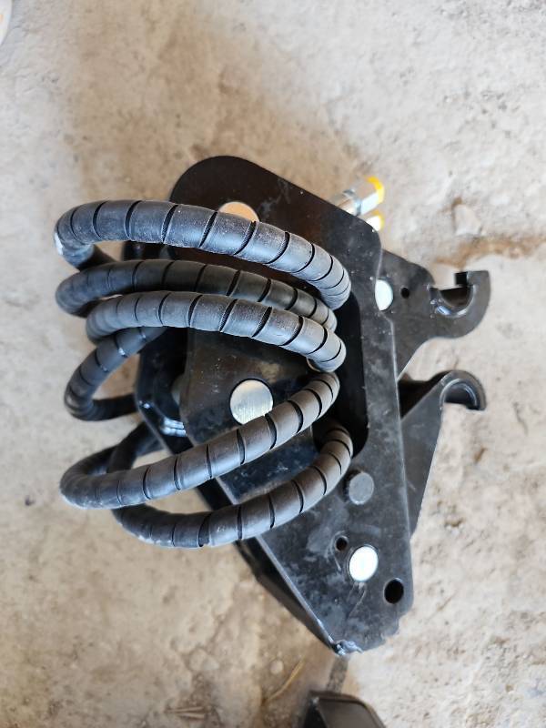 lot 7068 image: Unused Mini Excavator Quick Attach Coupler with hydralic