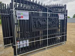 lot 9004 image: Heavy-Duty Metal Farm Driveway Gate with Deer Motif