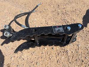 lot 9238 image: IRETC Hydraulic Thumb Clamp - Heavy Equipment Attachment