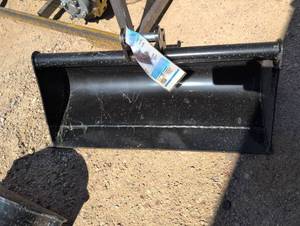 lot 9276 image: iRanch MT Series 80cm Bucket