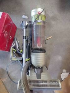 lot 9490 image: Hoover AirLite Upright Vacuum with Windtunnel Suction (used)