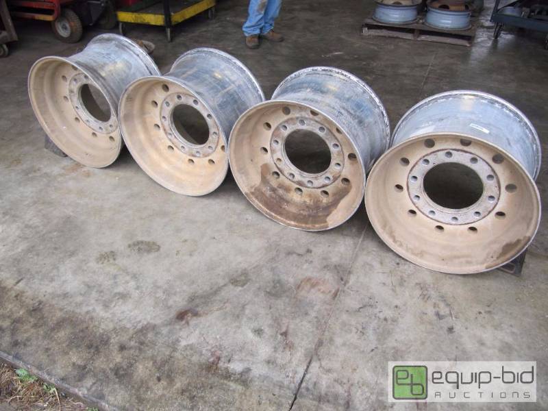 lot 379 image: Lot of 4 Alum. 22x5 Truck & Trailer Supers 10 hole Pilot