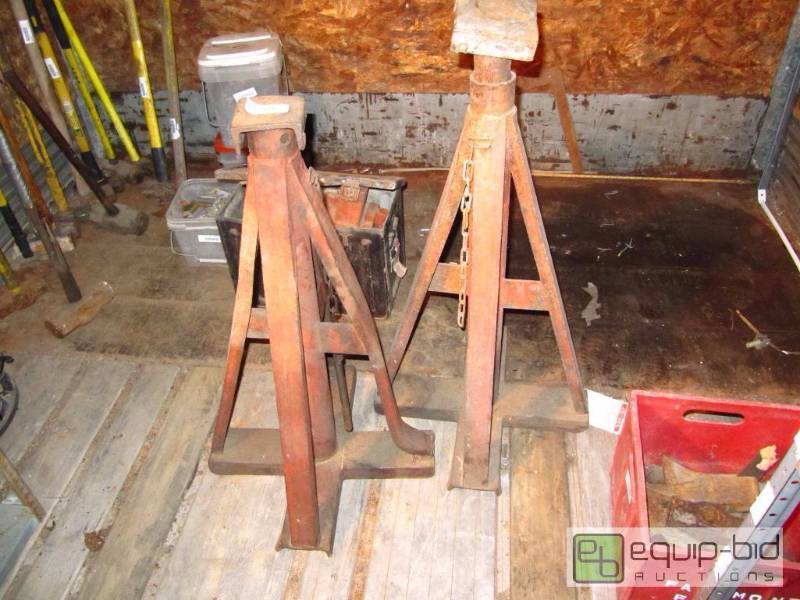 lot 370 image: Lot of Two 25 TON Trailer Stands -