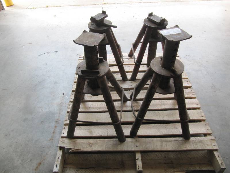 lot 377 image: Lot of 4 Heavy Duty Truck Jack Stands