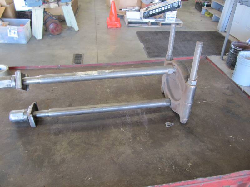 lot 406 image: Heavy Duty OTC 951 Type Bearing Splitter Gear Puller Attachment with 939-B Legs