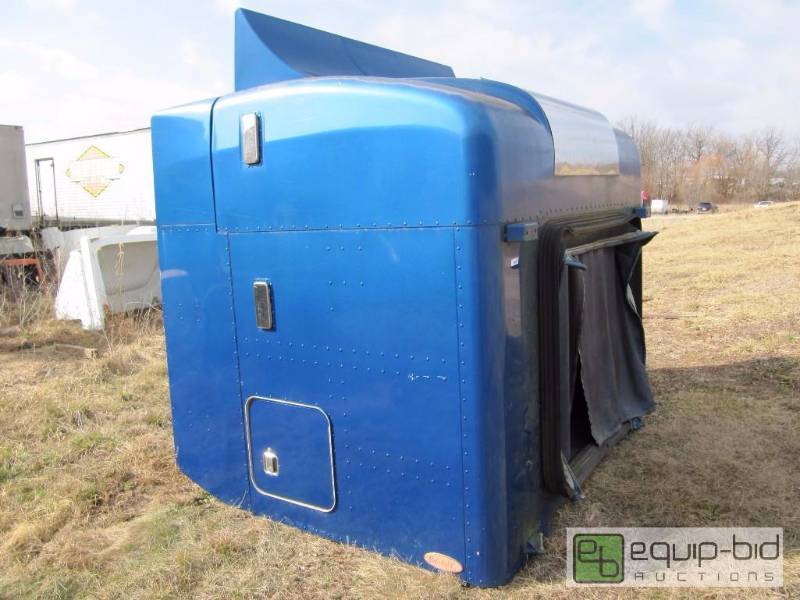 lot 423 image: 60 Inch Peterbilt Sleeper - Can be dropped down to a flat Top Very Easy