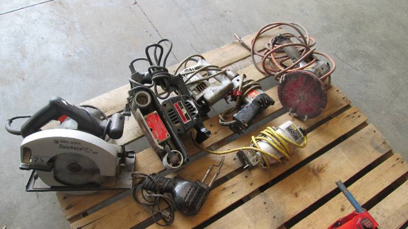 lot 430 image: Lot of Electric Hand Tools TESTED Skill-saw, Belt Sander, Orbit Sander, Router and More