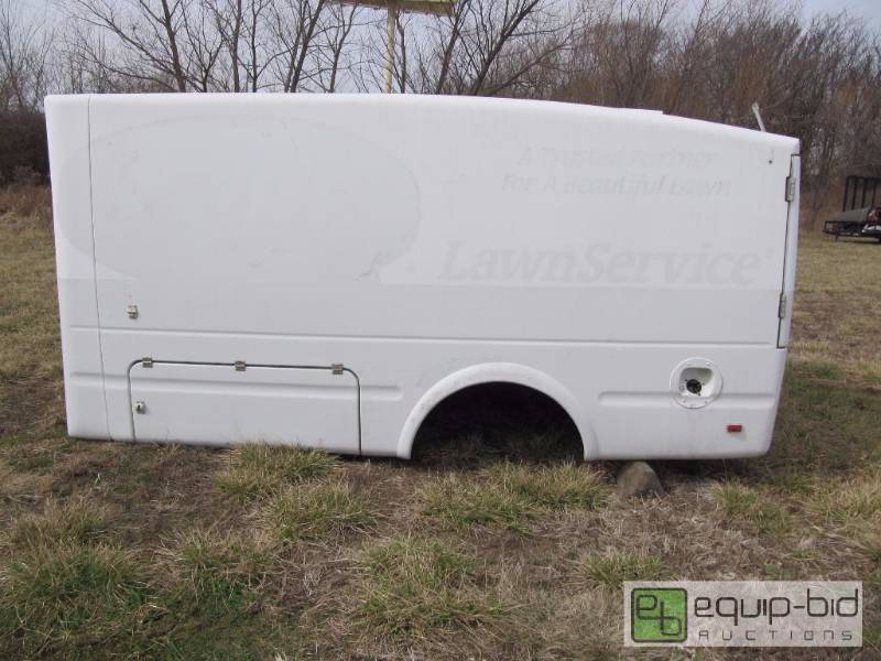 lot 376 image: 1 Ton Fiber Glass Enclosed Body.12 Ft in Length 7 Foot Width