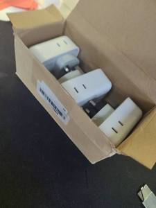 lot 14084 image: Bulk Pack White USB Power Adapters