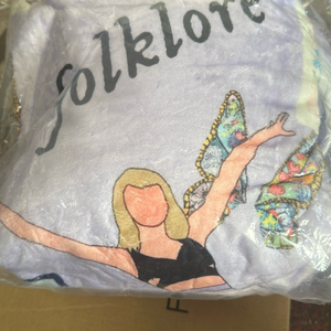 lot 10956 image: Taylor Swift Throw Blanket, Purple, 50x60 - Retail $25