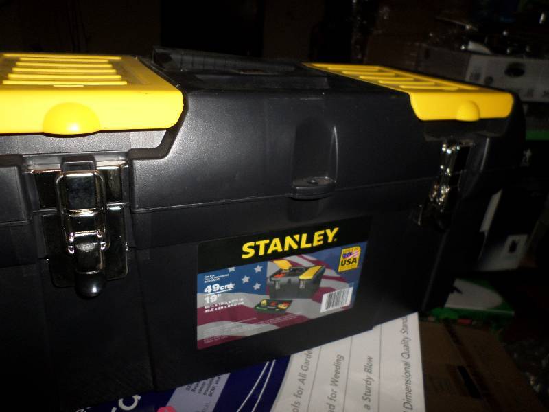 lot 2321 image: Stanley 019151M 19 Series 2000 Tool Box W 23 Tote Tray & Lid Organizers (BROKEN HANDLE)