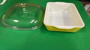 lot 429 image: Large Heavy Duty Square Glass Lid and a Yellow Rectangle Pyrex Dish. Lid 10x10in Dish 7x9in