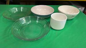 lot 430 image: Mix and Match Bowl Set of 5, various sizes and Colors, all Glass and in Good Shape