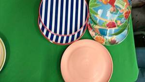 lot 431 image: 6 pc Sturdy Plastic Plates, Various Designs and Sizes