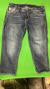 lot 451 image: Vigoss Blue Denim Capri Sz. 10 - Retail $35