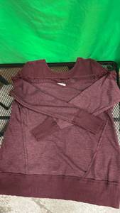 lot 484 image: 2 Piece Womens Long Sleeve Name Brand Tops Sz. M & L