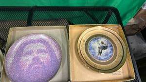 lot 518 image: 2 Piece Decorative Plate Set
