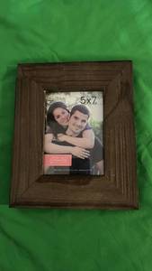 lot 528 image: Green Tree Gallery 5x7 Dark Wood Picture Frame - Retail $12