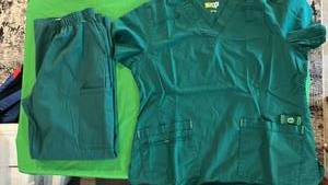 lot 568 image: Green Medical Scrub Set Sz M & MP - Retail $45