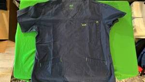 lot 573 image: Dark Blue Iguana Medical Scrub Top Sz XL - Retail $15