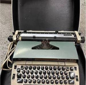 lot 494 image: Smith-Corona Electric Typewriter 220 Automatic with Case - Retail $125