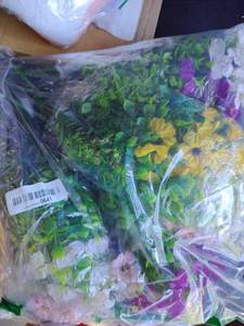 lot 20216 image: Artificial Mixed Flower Garland
